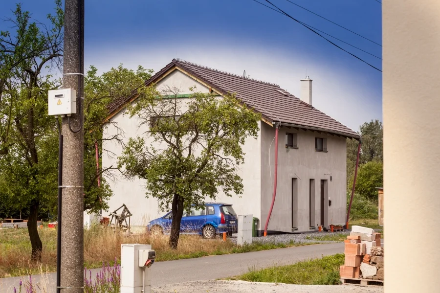 Exteriér – Rodinný dům Hustopeče nad Bečvou, pohled z ulice na dům zpoza vzrostlého stromu