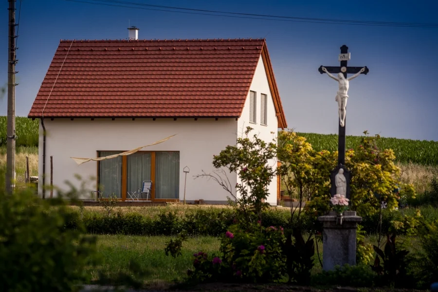 Exteriér – Rodinný dům Sokolnice, pohled na zadní stranu domu ze zahrady s výhledem do polí